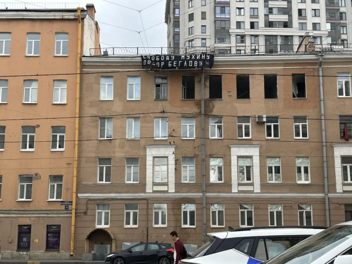 На проспекте Обуховской Обороны появился баннер с надписью «Свободу Мухину, позор Беглову». Ранее Мухина задержали на 10 суток по обвинению в демонстрации «экстремистской» символики; защите ограничили время для ознакомления с материалами дела.