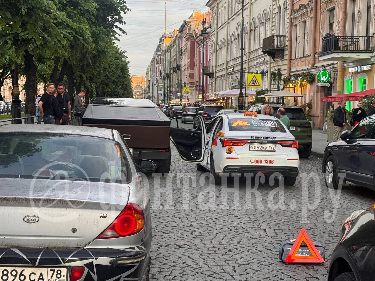 Электрокар задел заднюю дверь такси на Большой Конюшенной; по кадрам очевидцев на месте возник затор.