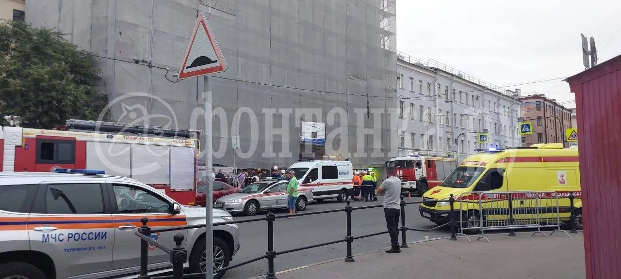 На первом этаже жилого дома на Сытнинской улице обрушились перекрытия: повреждена часть помещения аптеки площадью около 35 м², жителей эвакуировали, на месте работают спасатели.