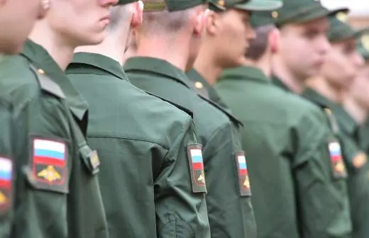 Правительство поддержало законопроект, позволяющий направлять призывников в пожарные подразделения МЧС для тушения пожаров и аварийно‑спасательных работ; в ведомстве рассчитывают сократить дефицит личного состава.