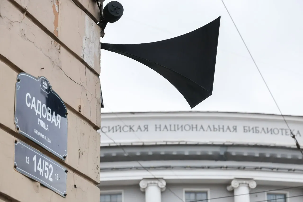 Власти объясняют молчание сирен желанием не провоцировать панику и тем, что оповещение включают лишь при определённых видах угроз. Практика различается по регионам и по типу объектов.