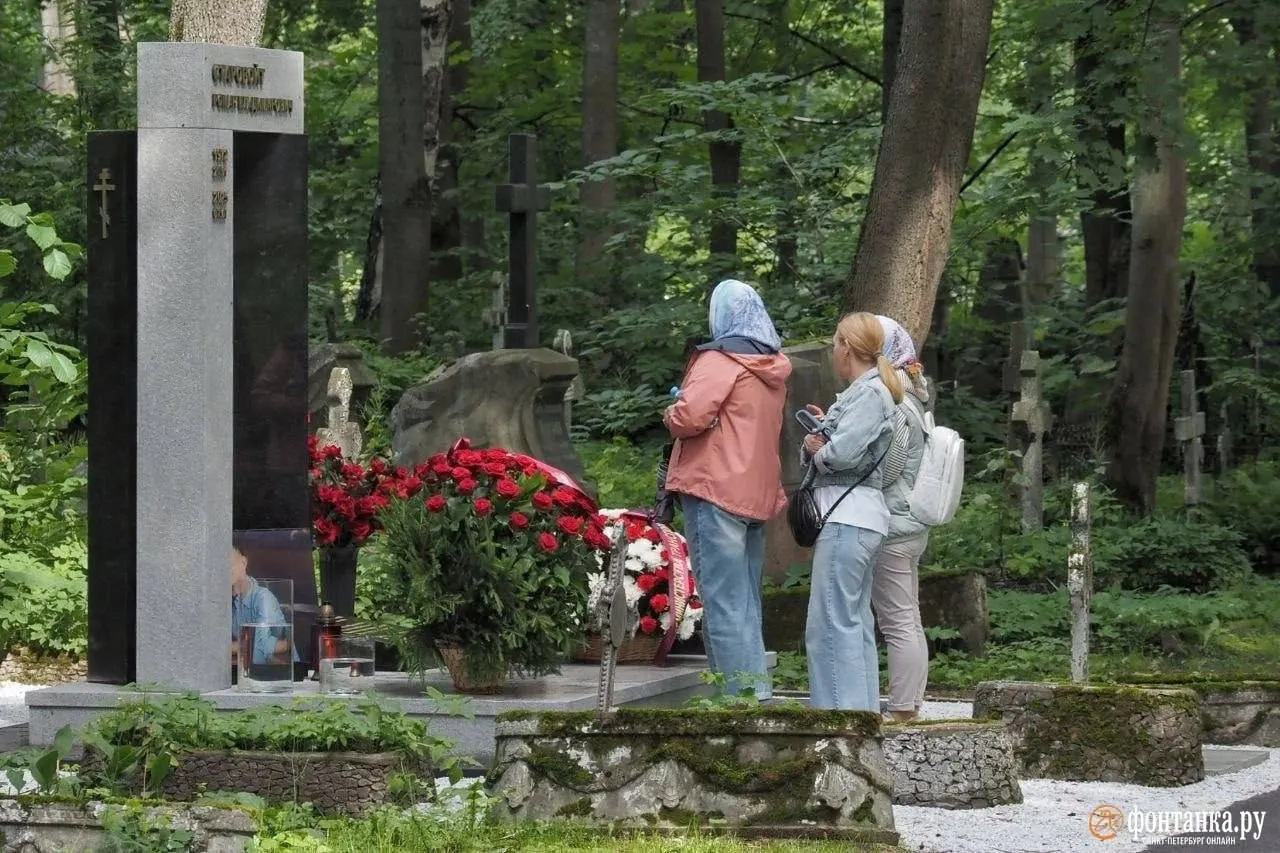 У могилы бывшего министра транспорта в годовщину смерти появились венки от Министерства транспорта и алые розы с надписью «Любимому от Полины».