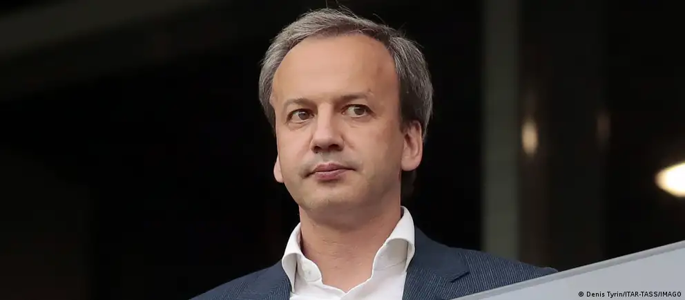 Аркадий Дворкович заявил, что оспорит в суде включение его в санкционный список ЕС и до решения суда добровольно покидает пост президента Международной шахматной федерации — обязанности переходят к вице-президенту Вишванатану Ананду.