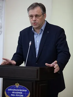 Посол по особым поручениям МИД РФ Родион Мирошник сообщил о серии ударов беспилотников по логистике Wildberries в нескольких регионах: пострадали 18 сотрудников, один погиб.