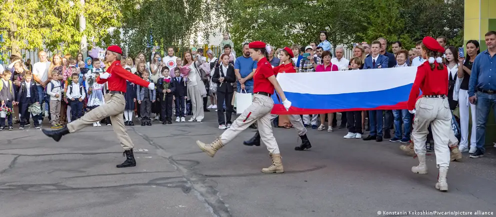В ряде регионов России родители жалуются, что детям не дают продолжить обучение в старших классах — их направляют в колледжи. Эксперты связывают это с ужесточением отбора и политикой, которая сокращает доступ к высшему образованию.