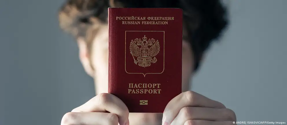 После возражений Франции и Италии Евросоюз пересмотрел первоначальный вариант визового запрета: ограничения предложено вводить лишь в отношении лиц, которые непосредственно участвовали в боевых действиях в Украине, с рядом гуманитарных и государственных исключений.