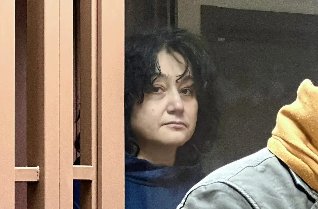 Активистку из Коми приговорили к шести годам колонии за репост и комментарий в интернете; суд также запретил ей публиковаться в сети в течение трёх лет.
