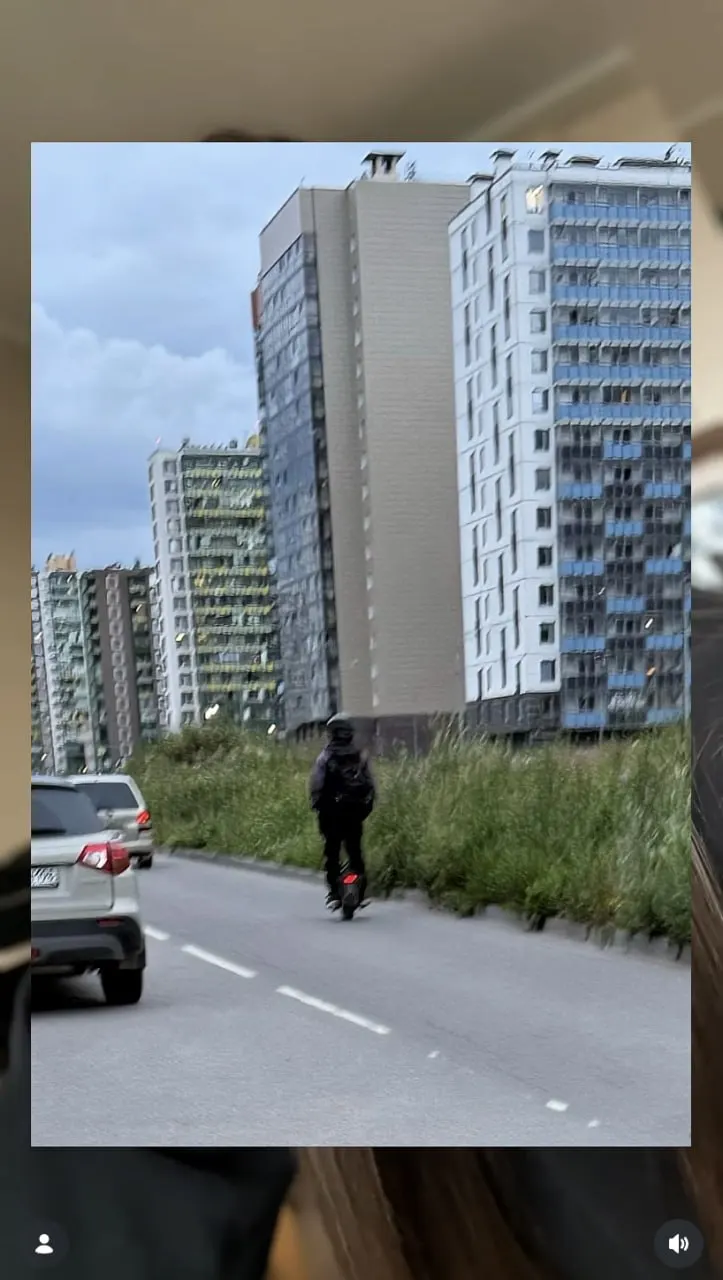 Жительница Мурина рассказала, что её ударил мужчина, уехавший на моноколесе. Она подала заявление и требует проверки видеозаписей, отмечая проблемы с кадровым обеспечением полиции; после публикации с ней связались другие пострадавшие.