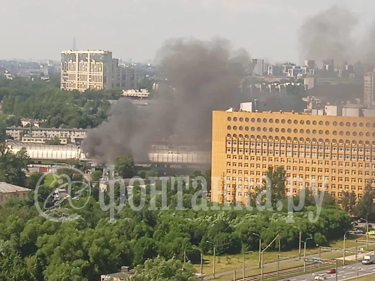 На внешнем кольце КАД перед Большим Обуховского моста произошёл пожар в автобусе; в салоне пассажиров не было, на месте — только водитель. Движение затруднено из‑за больших пробок.