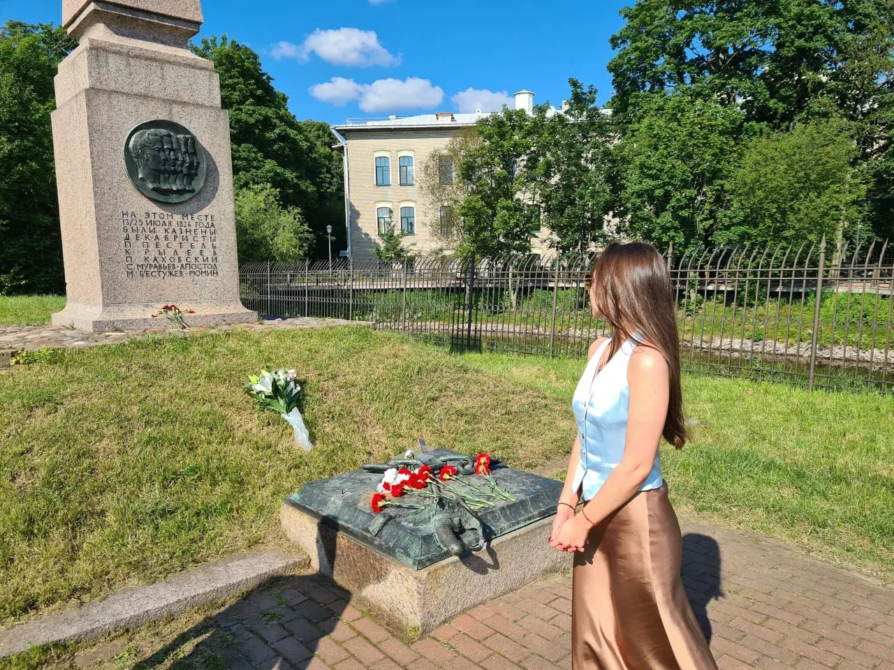 Активистки положили живые цветы к обелиску на месте казни руководителей декабристского восстания 1826 года. Акция организована движением, выступающим за сохранение и музеефикацию дома княгини Шаховской.
