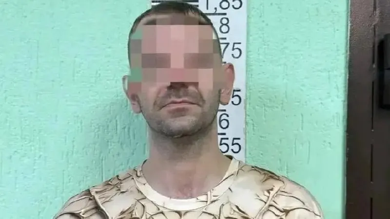 Пенсионер сделал замечание мужчине, справлявшему нужду у Казанского собора; нападавший догнал его и ударил со спины — пострадавший госпитализирован с черепно‑мозговой травмой.