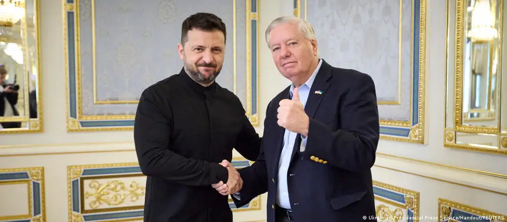 Верхняя палата Конгресса поддержала процедурное голосование по инициативе о новых жестких мерах против РФ и Ирана; за — 86 сенаторов, против — 12. В Вашингтоне в день голосования находился Владимир Зеленский.
