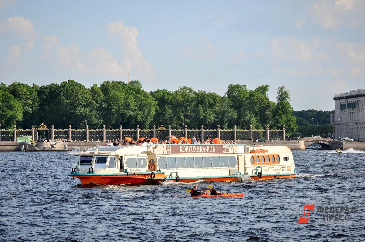 Синоптики отмечают прогрев воды в Неве и Финском заливе до примерно +20 °C. По народным приметам с 2–3 августа начинается подготовка природы к зиме, что традиционно считается сигналом к завершению купального сезона.