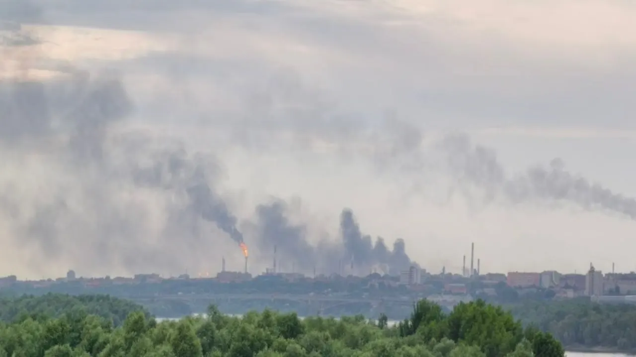 Беспилотники ВСУ впервые достигли Омской области: после взрывов на Омском нефтеперерабатывающем заводе начался пожар, власти подтверждают сбитые в регионе БПЛА.