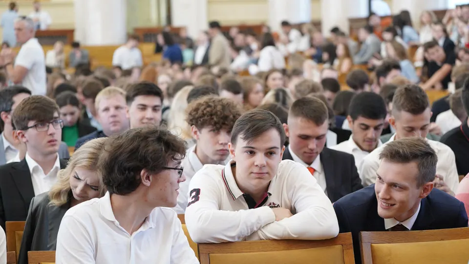 Студентам первого курса потребуется установить государственный мессенджер Мах, через него будут рассылать приглашения в учебные чаты, расписание и другие сервисы — подключение планируют через «Госуслуги». Эксперты предупреждают о рисках приватности.