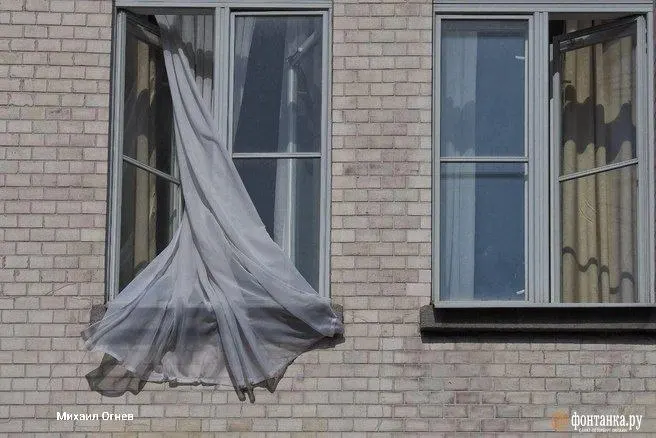 Гребень антициклона с запада формирует погоду в Петербурге. Переменная облачность, осадков не ожидается, температура около +21…+23 градусов.