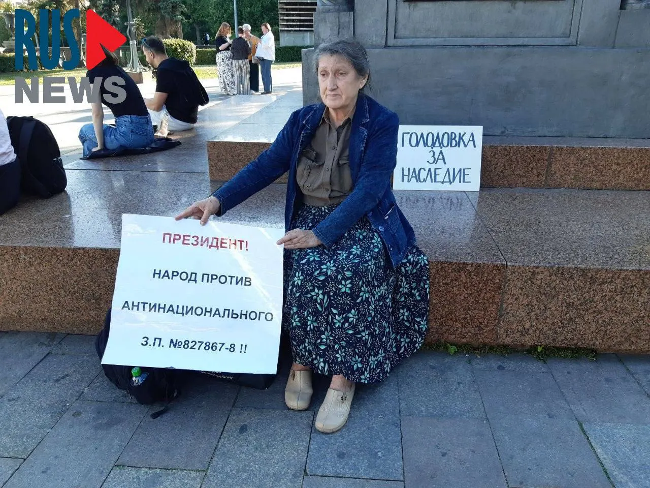 Председатель новосибирского отделения ВООПИК Наталья Шамина устроила голодовку у памятника Кириллу и Мефодию в знак протеста против законопроекта о передаче регионов права исключать объекты культурного наследия; через час её задержала полиция.