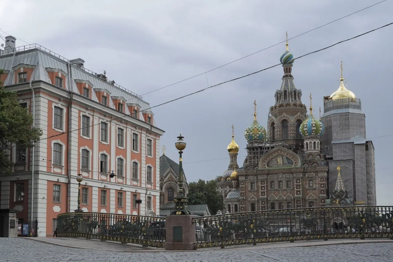 Колокольню Спаса на Крови впервые за годы освободили от лесов. Реставрацию планируют завершить к 2026 году, полное снятие лесов запланировано на 1 января 2027 года; вокруг снятия лесов ходит народная легенда о предвестии бед.