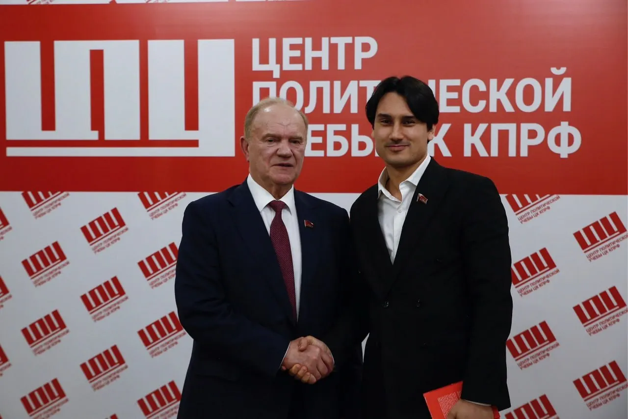 Иван Апостолевский, лидер фракции КПРФ в Заксобрании Ленобласти, задержан по протоколу о демонстрации «экстремистской символики». В случае признания вины он может лишиться права участвовать в выборах.