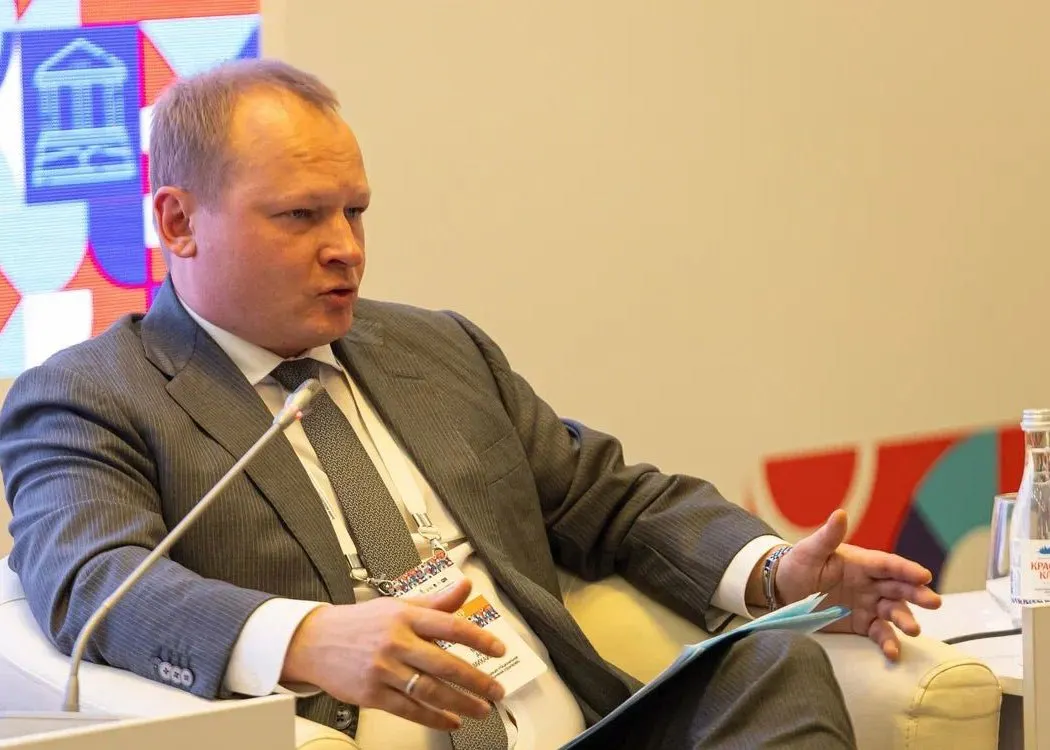 Депутат Псковской гордумы Антон Мороз указал в декларации за 2025 год доходы в 17,8 млн руб., земельные участки в Ленинградской области, московскую недвижимость и паи на десятки миллионов рублей.