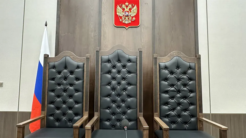 Законопроект предусматривает смягчение требований к образованию для ряда должностей в аппаратах судов — это должно помочь сократить кадровый дефицит, но эксперты предупреждают о риске текучки и необходимости улучшать условия труда.