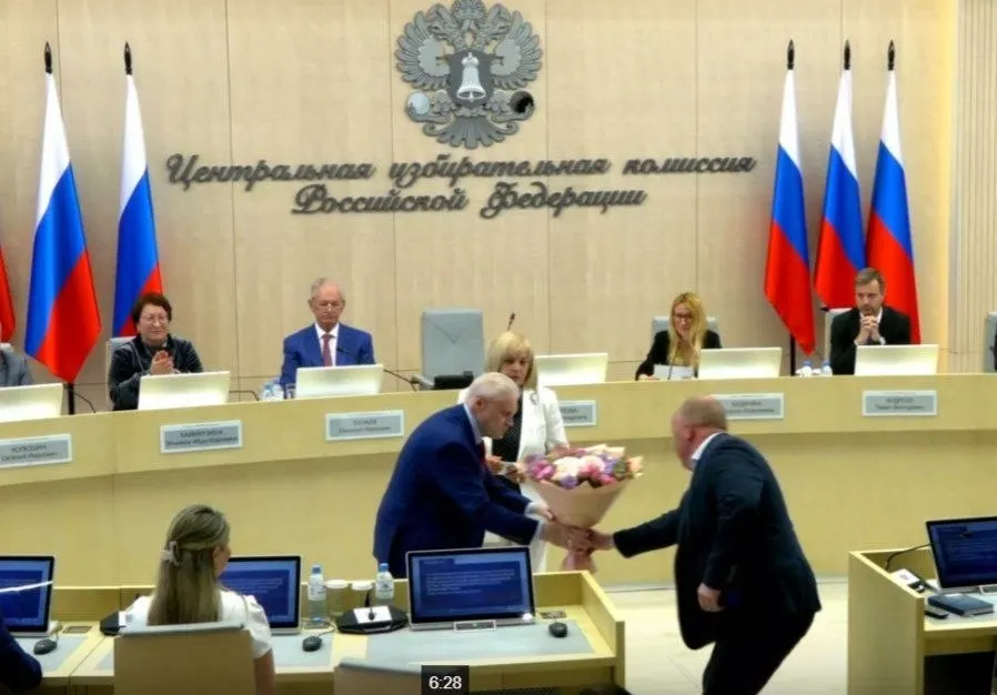 На очередном заседании Центризбиркома единогласно утвердили списки «Справедливой России», вручили удостоверение лидеру партии и одобрили список финансовых уполномоченных «Яблока» по регионам.