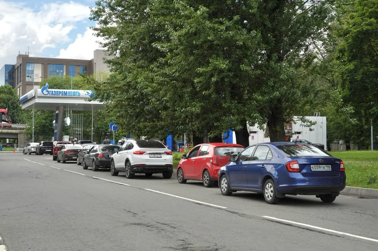 Из‑за повышенного спроса и сбоев в поставках операторы АЗС труднодоступны: звонки сбрасывают, время ожидания достигает 15–20 минут, а на некоторых заправках вводят ограничения.
