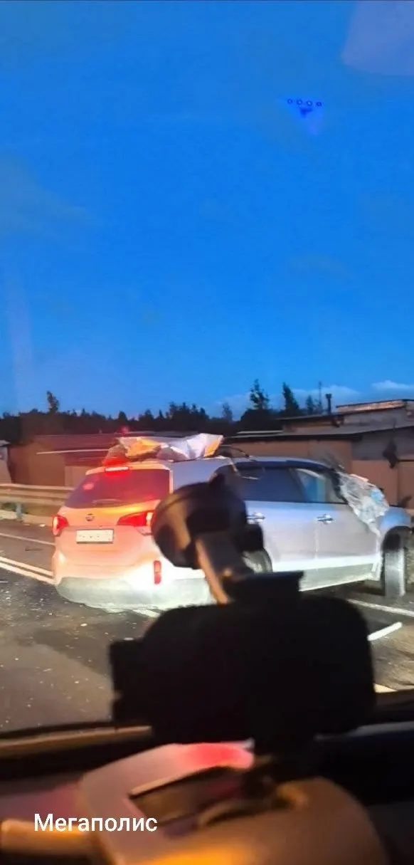 На 33-м км КАД около полуночи KIA врезалась в МАЗ, который удалял разметку. Двое взрослых скончались на месте, трое детей доставлены в больницу, самый младший — в крайне тяжёлом состоянии.