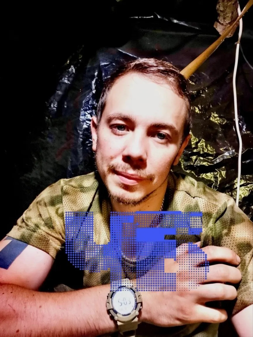 Родственников не уведомили о похоронах: по закону право распоряжаться телом и выплатами получили «супруга», из‑за чего родители лишились возможности проститься с сыном.