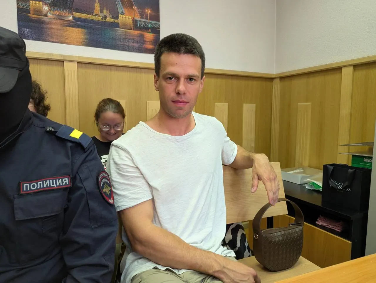 Ленинский суд Санкт-Петербурга арестовал лидера движения за комфортную городскую среду Ярослава Кострова на 10 суток по статье о «демонстрации экстремистской символики». Решение лишает его права баллотироваться и укладывается в череду отстранений оппозиционных кандидатов в разных регионах.