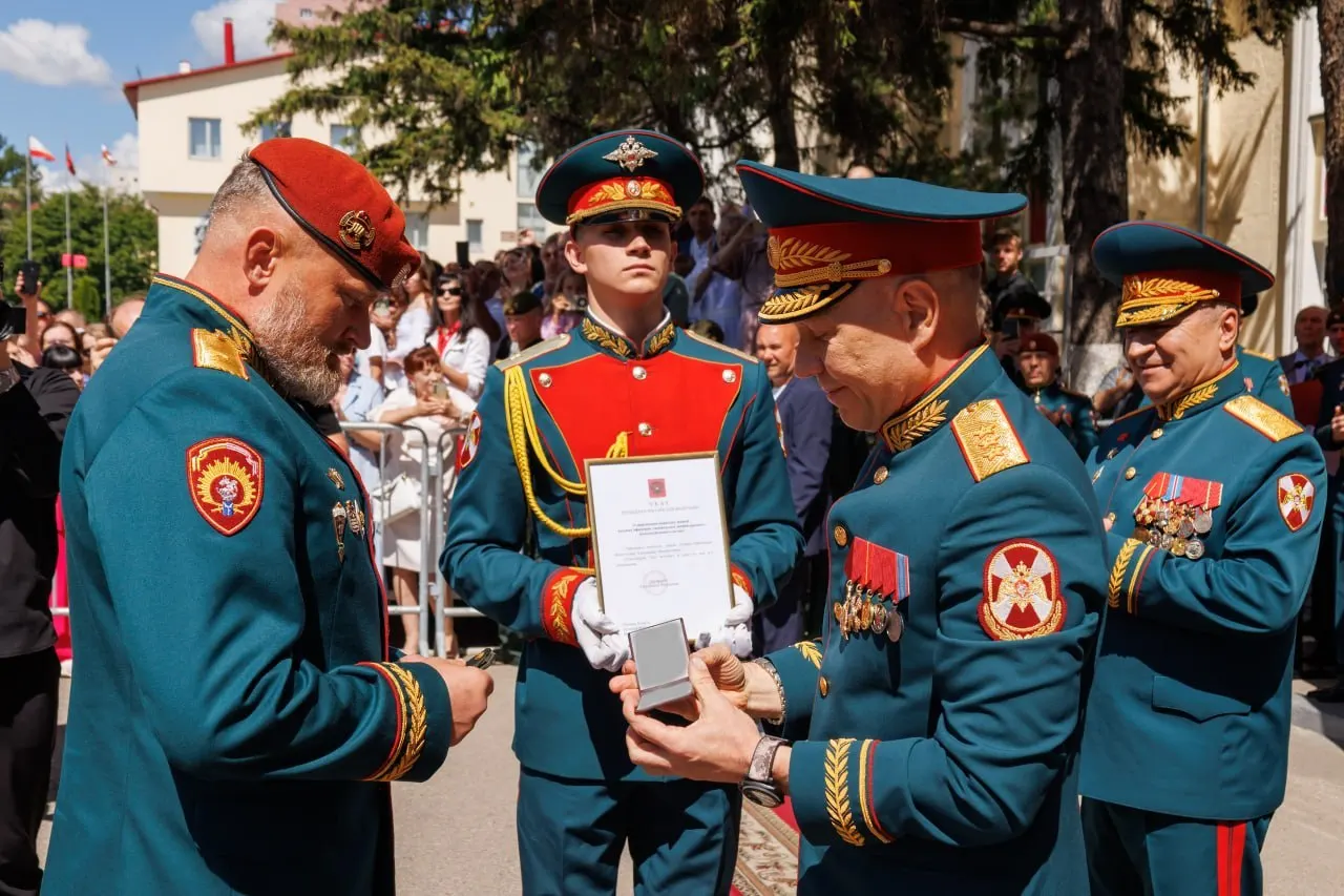 Начальнику Саратовского института войск национальной гвардии Александру Белоглазову присвоено воинское звание «генерал-лейтенант». Погоны вручил замдиректора Росгвардии генерал‑полковник Анатолий Маликов.
