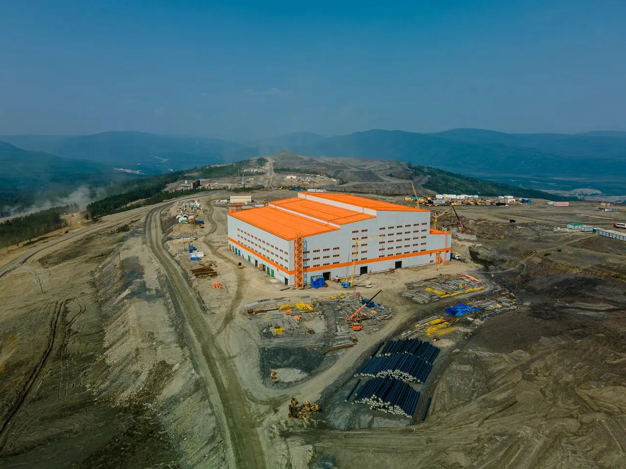 В 21-м пакете санкций Евросоюза оказалась GV Gold — одна из крупнейших российских золотодобывающих компаний, действующая в Иркутской области и Якутии; ограничения предполагают блокировку активов и запрет на сотрудничество с европейскими компаниями.