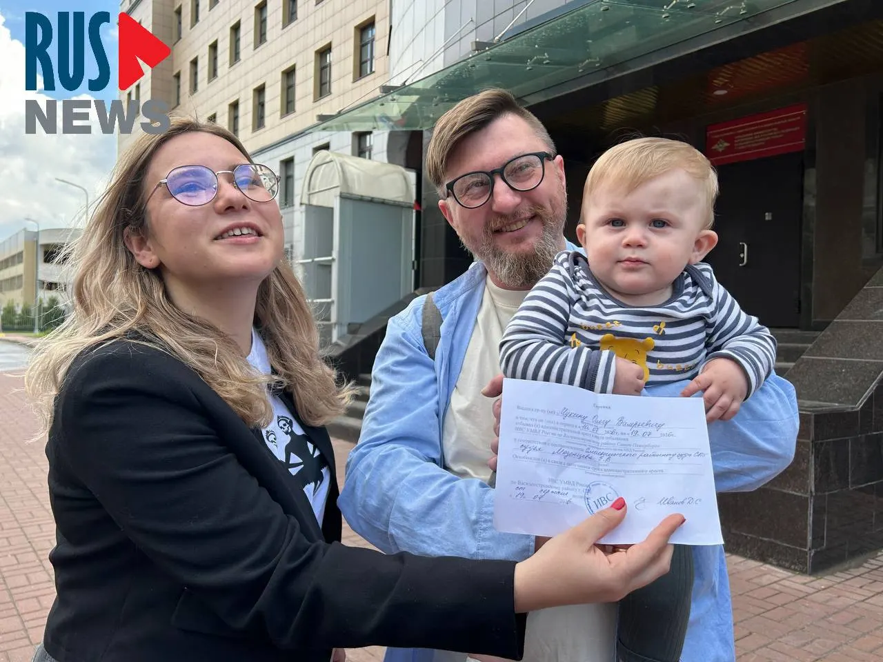 Олег Мухин вышел из Василеостровского ИВС после административного ареста на 10 суток за публикацию гиперссылок на соцсети. Апелляция оставила приговор в силе, несмотря на наличие у него маленького ребёнка и то, что уход за ним возложен на супругу с инвалидностью.