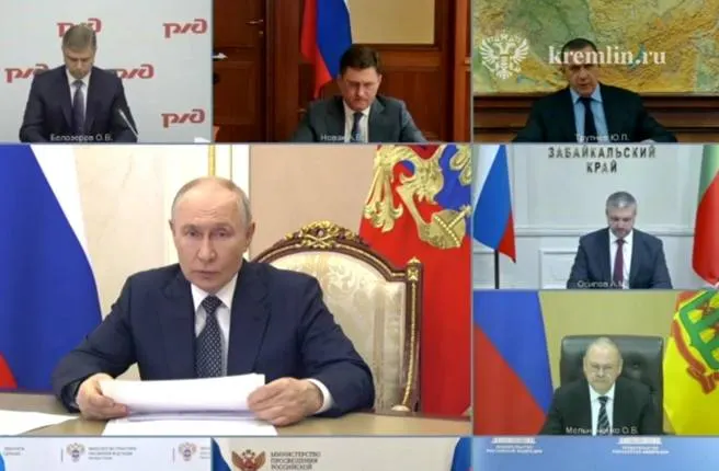 На видеосовещании по работе топливного и транспортного комплекса президент потребовал обеспечить госорганы и граждан топливом, поручил ускорить вовлечение малого и среднего бизнеса в производство нефтепродуктов. Губернатор Забайкалья предложил строить мини‑НПЗ и наращивать импорт.