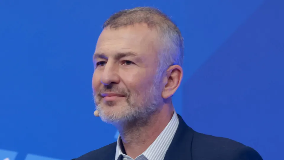 Андрей Мельниченко договорился об отказе от иска по делу о национализации СИБЭКО, перечислив 32 млрд рублей в образовательный центр «Сириус»; сумма почти совпадает со стоимостью покупки компании.