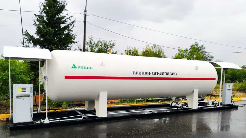 Из‑за проблем с бензином количество запросов на переоборудование автомобилей под газ выросло примерно на 35%. Владельцы сталкиваются с очередями до нескольких месяцев, дефицитом оборудования и ростом цен.