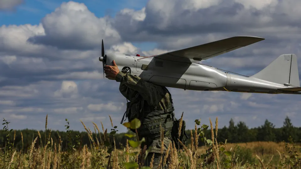 Документы и расследования указывают на длительное военное сотрудничество: от передачи китайских ИИ‑модулей для дронов до обсуждения мер против спутниковых систем связи.