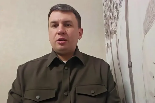 Провластный блогер Илья Ремесло был помещён в психиатрический стационар в Санкт-Петербурге после серии критических публикаций о президенте. Его резкая смена позиции вызвала споры, версии о давлении и обсуждение возможных уголовных последствий.