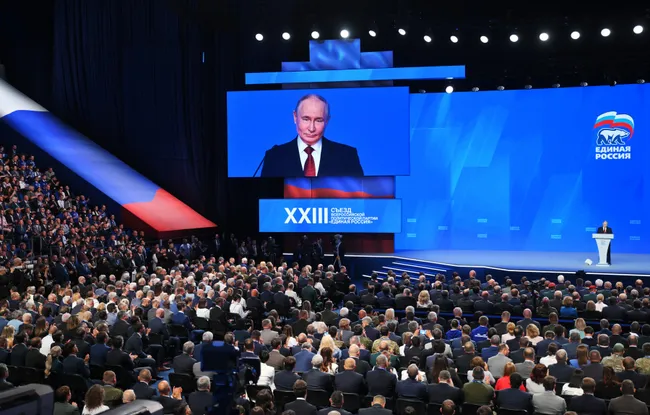 Администрация президента несколько раз корректировала KPI для партии власти: от первоначальных 55–60% до примерно 45% при сохранении планки явки в 50%. Снижение объясняют падением рейтингов, ростом цен и усталостью населения от войны — это меняет подход к мобилизации голосов в регионах.