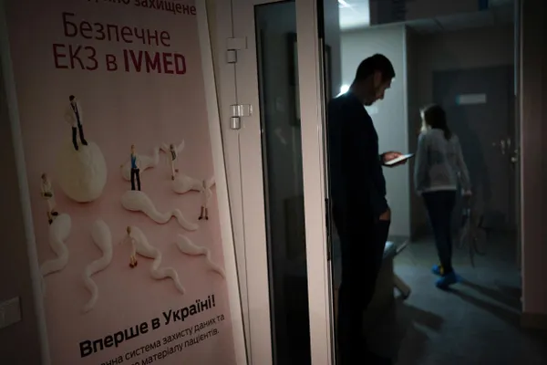 Депутаты приняли поправки в закон о ветеранах: бесплатное ЭКО станет доступно женам участников боевых действий и женщинам‑инвалидам войны, а также вдовам, не вступившим в повторный брак в течение пяти лет после гибели супруга. Суррогатное материнство и ряд сопутствующих процедур останутся платными.