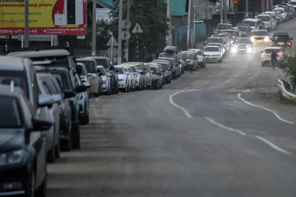 Новые карты в приложениях для автомобилистов отображают, на каких заправках есть топливо и каковы очереди; функция запущена в тесте для Москвы и Петербурга, в других городах появится в ближайшие недели.