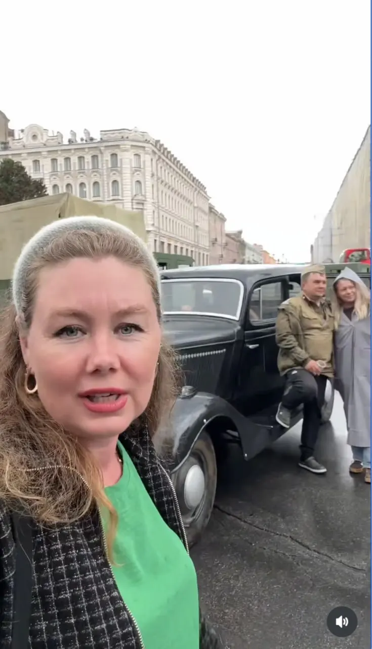 Вечером вход на Дворцовую площадь через арку Главного штаба был закрыт до 23:00 из‑за съемок приквела «Банда ЗИГ ЗАГ. Начало». Для проекта также ставили ограждения у Казанского собора и на нескольких улицах.