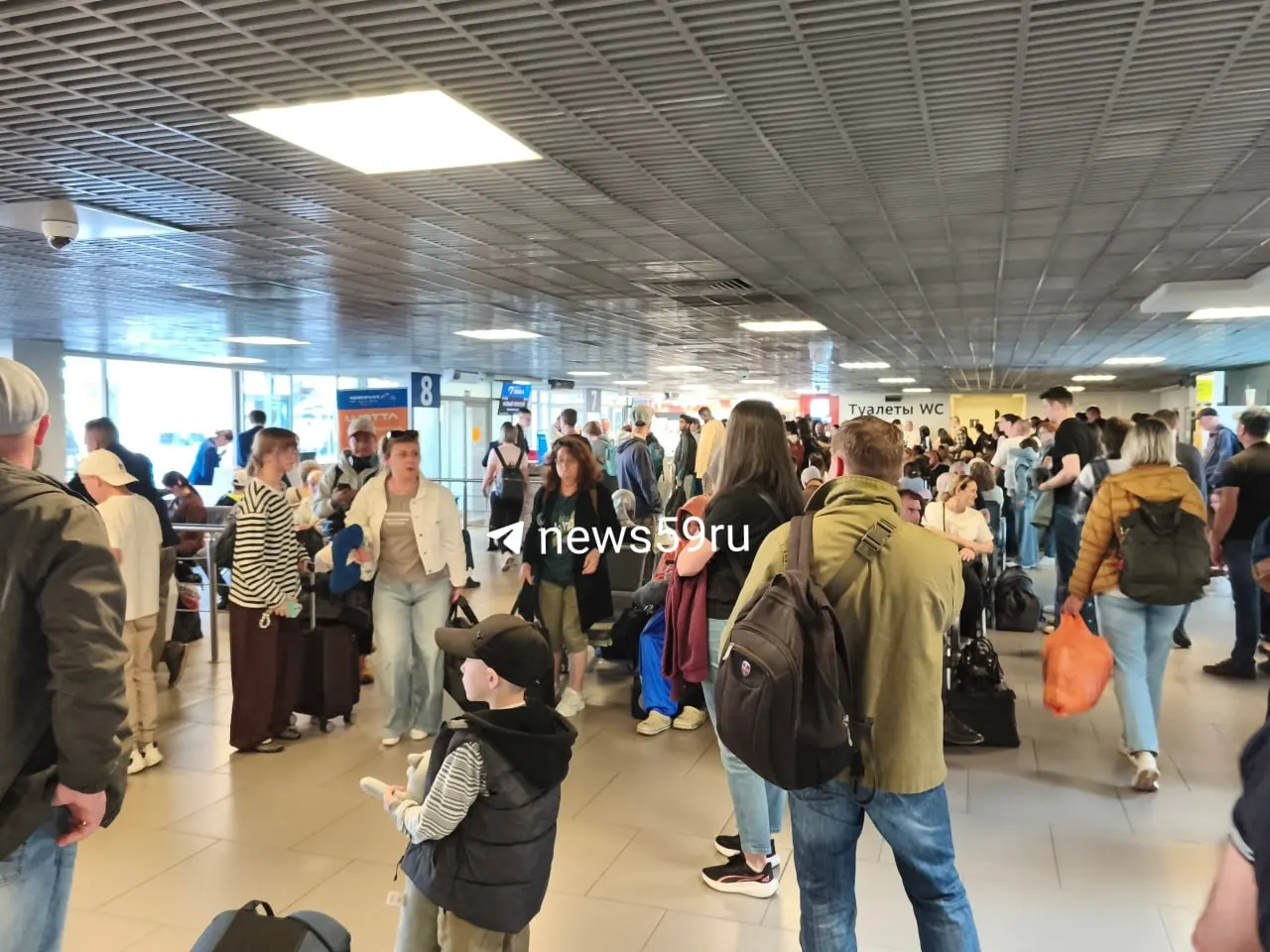 Ночью в Ленобласти и Петербурге объявляли опасность беспилотных средств, тревогу сняли утром. Рейс из Пулково в Пермь несколько раз переносили, посадка не началась — пассажирам выдали питание и воду; в это время в Прикамье закрыли аэропорт.