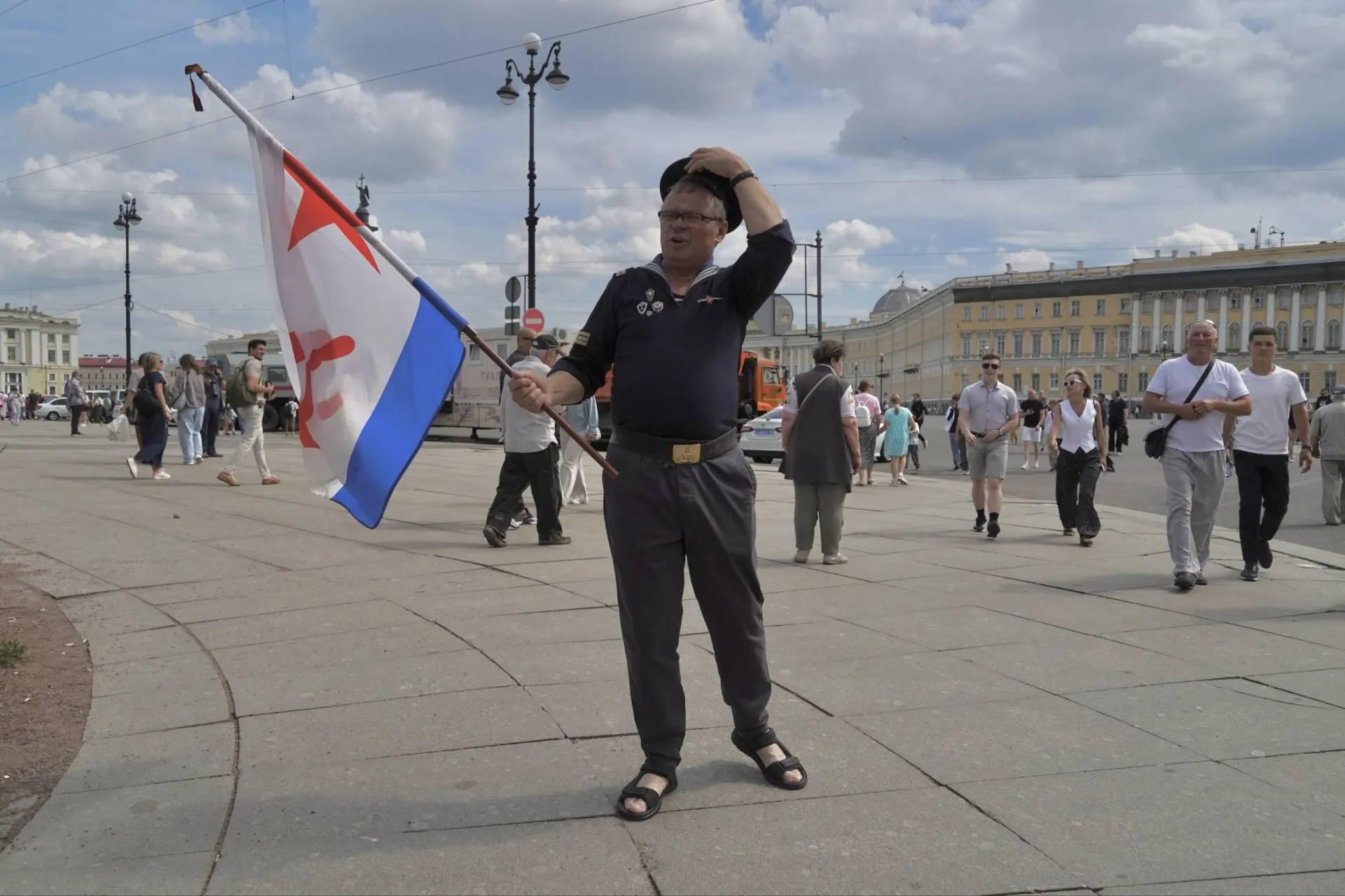 В центре Петербурга День ВМФ прошёл в сдержанной обстановке: в отдельных районах интернет работал по «белым спискам», людей на улицах было немного, праздничный парад и салют не проводились, а часть набережных временно перекрыли для движения.