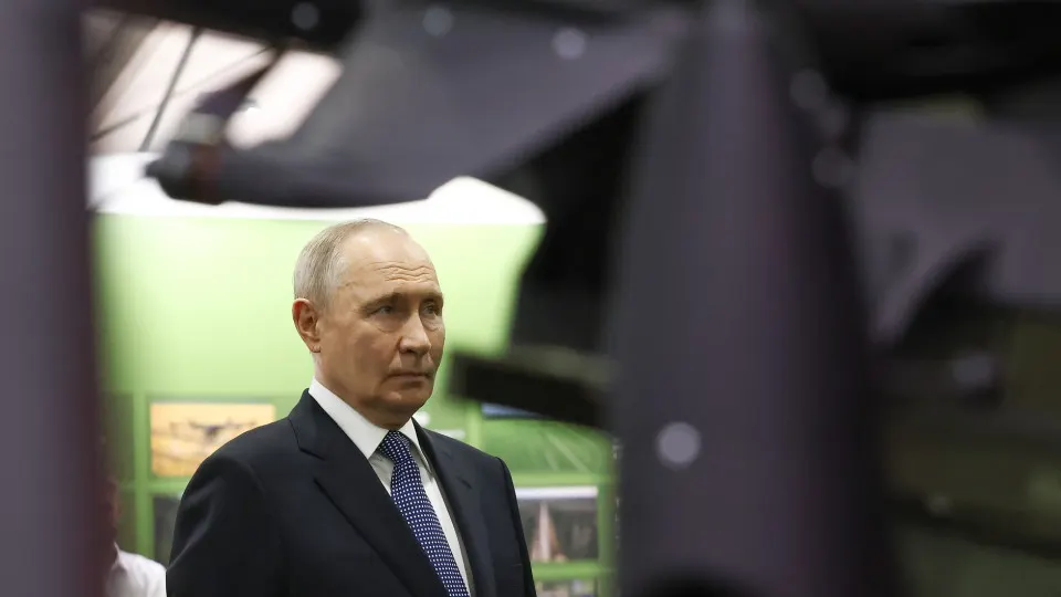 На форуме «Все для победы» президент заявил, что через Общероссийский народный фронт граждане добровольно направили около 70 млрд рублей на цели СВО. В то же время расходы бюджета на военные нужды продолжают расти и достигают рекордных значений.