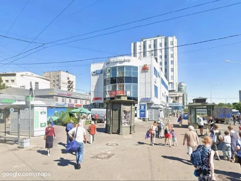 Прокуратура Василеостровского района требует снести около 15% пристройки торгового центра «Далпорт», которую считают самовольной и которая сужает проход к вестибюлю метро; ранее в здании выявляли нарушения пожарной безопасности и антитеррористической защищенности.