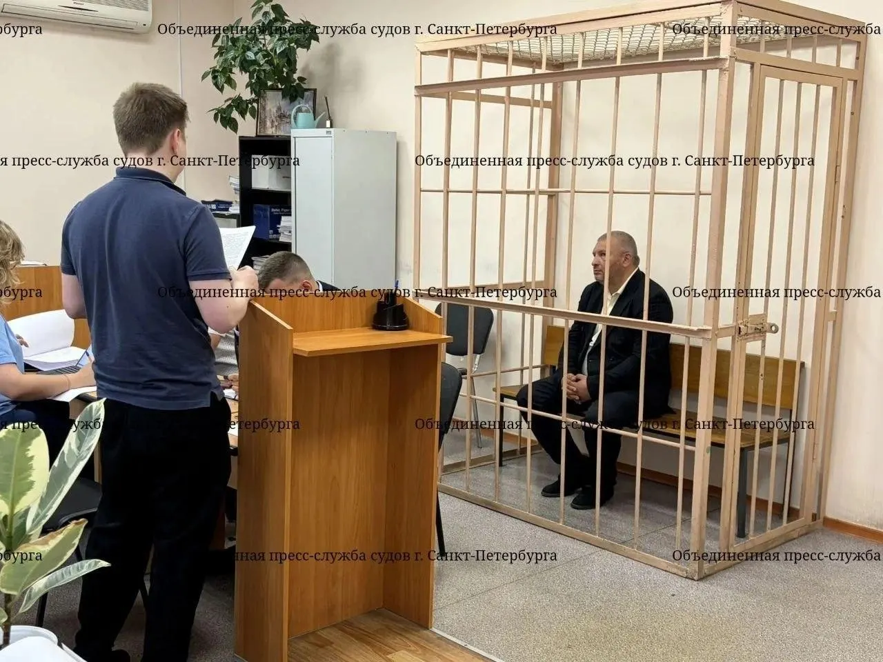 Мужчина рассказывал о боевом прошлом, наградах и доступе к секретным материалам, чтобы убедить сожительницу вложить в его «производство» беспилотников; после получения денег он задержан по делу о мошенничестве в особо крупном размере.