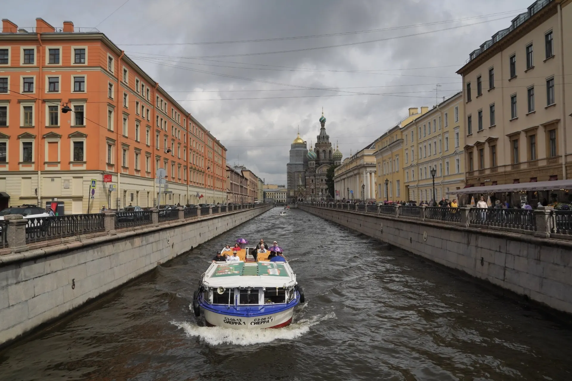 Циклон с центром у юга Финляндии принесёт в Петербург атмосферный фронт: сегодня ожидаются кратковременные дожди, на востоке Ленобласти возможны грозы и град. К пятнице температура снова поднимется до +23…+28 °C.