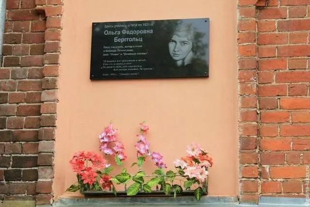 Здание школы №117 в Санкт‑Петербурге угрожает снос в связи со строительством Большого Смоленского моста. Судебная экспертиза не выявила исторической ценности, градозащитники оспаривают выводы и предлагают альтернативные решения.