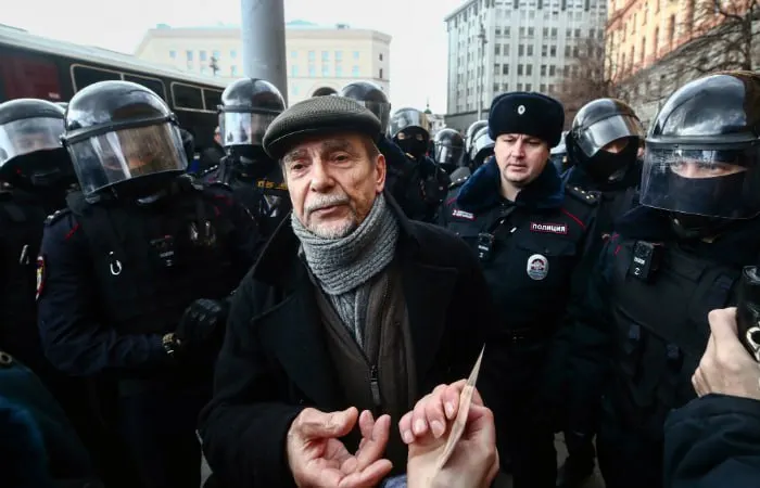 В Хорошевском суде Москвы началось заочное рассмотрение уголовного дела в отношении 84‑летнего правозащитника Льва Пономарёва. Прокуратура просит 6,5 года колонии и запрет на администрирование сайтов на 10 лет.